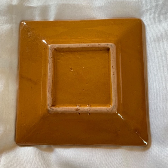 Set of 2 Beautiful Vintage Decorative Plates in Brown, Black and White! - Picture 3 of 5